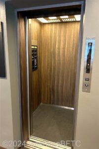 本館エレベーター　扉が開いたところ