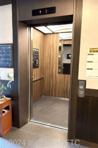 こもれびの館（新館）エレベーター　扉が開いたところ