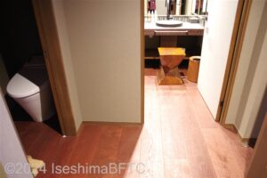 436号室　右正面に洗面入口、左にトイレ入口