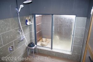 436号室　浴室と坪庭