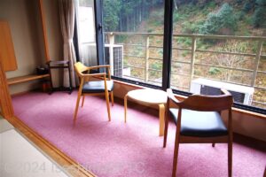 ふういんの館和室　いすとミニテーブルが置かれた広縁