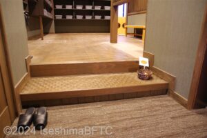 「くのいちの湯」脱衣所入口の段差