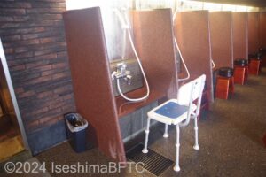 「くのいちの湯」洗い場とシャワーチェア