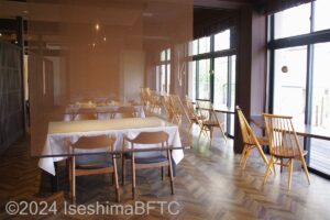 山のダイニング「滝のべ」室内のようす