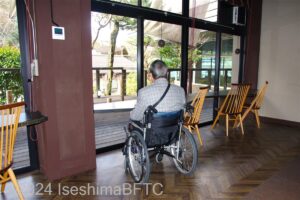 山のダイニング「滝のべ」　窓際のカウンター席に車いすの男性がついているようす