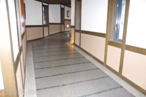 本館から楓韻の館へのスロープ