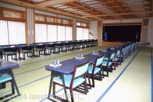宴会場に和テーブルが並んでいるようす