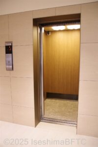 オーシャンウイングのエレベーター　扉が開いたようす