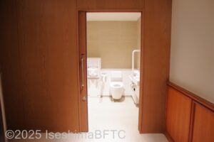 車いす対応トイレ入口