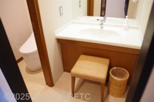 マウンテンスイート　洗面のようすと、トイレ入口