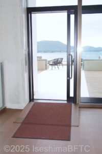 正面玄関近くの「パールオーシャンテラス」への出入口