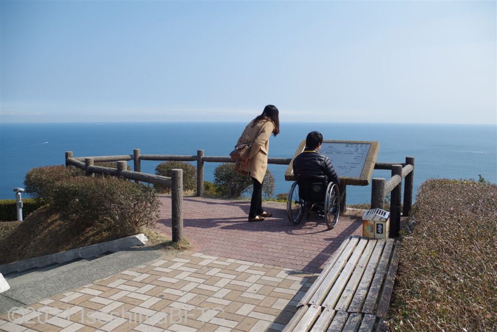 鳥羽展望台からの景色を眺める車いす使用者