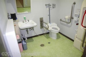 Ｈゾーントイレ　入口入ってすぐ右側にユニバーサルシートがある