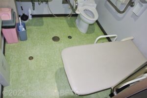 ユニバーサルシートを広げた状態で、トイレ全体を上から見たようす