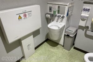 入館用エレベーター中2階車いす対応トイレ　ベビーシートとオストメイト