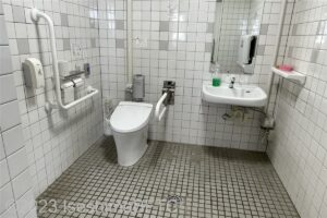入口からみて左奥に、たて置きに便器。入口からみて右奥、便器の右横に洗面台