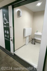 鳥羽ハロー車いす対応トイレ入口