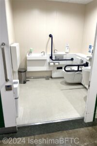 鳥羽ハロー車いす対応トイレ入口から内部を見たところ