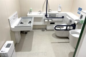 鳥羽ハロー車いす対応トイレ　内部