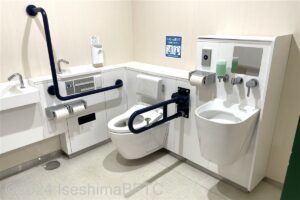 鳥羽ハロー車いす対応トイレ　便器まわり