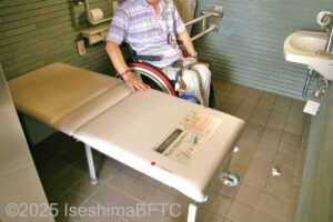 国崎漁港公衆トイレ　ユニバーサルシートを広げたところ