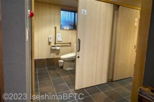 華月　車いす対応トイレ入口