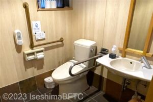 華月　車いす対応トイレ　便器まわりのようす
