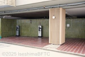 屋根付きのスペースにあるEV充電スタンド