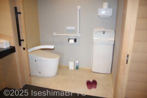 わおん　トイレのようす　向かって左側によこ置きに便器