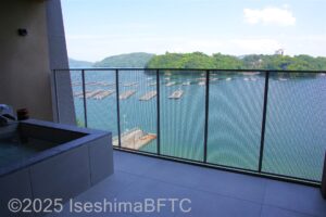 テラスからの眺め。鳥羽湾に浮かぶいかだが見えている