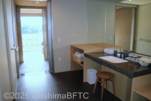 はおん　洗面台と、シャワールーム入口