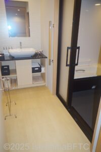 803号室　洗面台と浴室入口