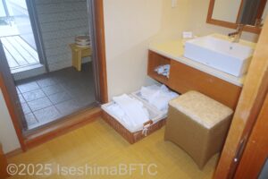 「静の海」222号室　洗面と、浴室入口