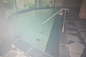 男性用大浴場　浴槽の中段と手すり