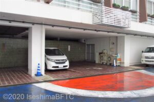 屋根付きの駐車場