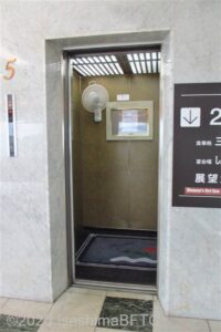 エレベーター1　扉が開いたところ
