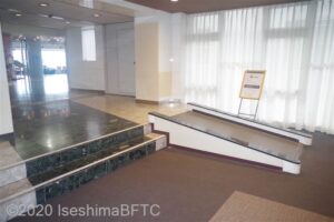 エレベーター2への廊下途中にあるスロープ