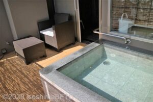 3階特別室　露天浴槽とチェア