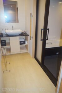 803号室　洗面台と浴室入口