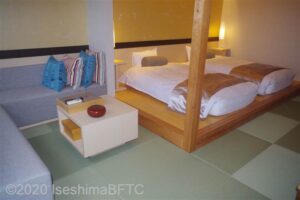 和ベッド812号3室　窓側からベッドを見る