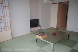 和室807号室　窓側から和室を見る