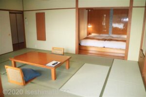 特別室222号室　窓側から和室をみたところ