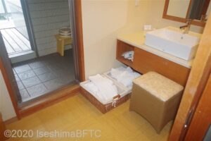 特別室222号室　洗面と、浴室入口
