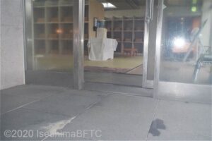 男性用大浴場　浴室入口を浴室側から見たところ