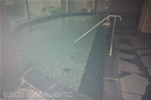 男性用大浴場　浴槽と手すり