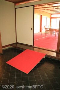 4階中宴会場入口と、簡易スロープ