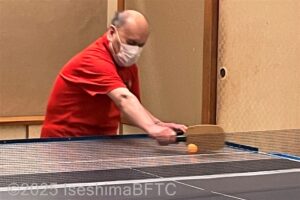 視覚障害の方が球を打ち返しているところ