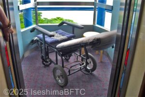 みぎわ館エレベーターにリクライニング車いすを乗せたところ