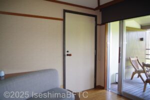 209号室から208号室へつながるドア