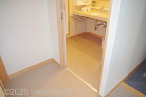 和ベッド和室　洗面脱衣室入口